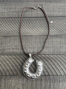 VOLM Western-Style Floral Horseshoe Pendant Necklace Women’s Jewelry Vintage